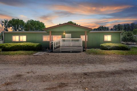 Photo of 8950 W Edgeview Ln, Eagle, ID 83616 (MLS # 98989179)