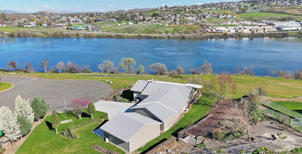 Photo of 1515 Lydon Court, Clarkston, WA 99403 (MLS # 98981719)