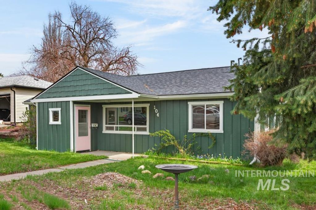 Photo of 104 N Blaine St, Moscow, ID 83843 (MLS # 98982270)