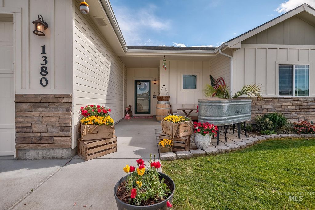 Photo of 1380 Tamarack St, Fruitland, ID 83619 (MLS # 98983871)