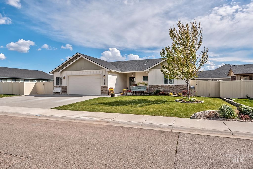 Photo of 1380 Tamarack St, Fruitland, ID 83619 (MLS # 98983871)