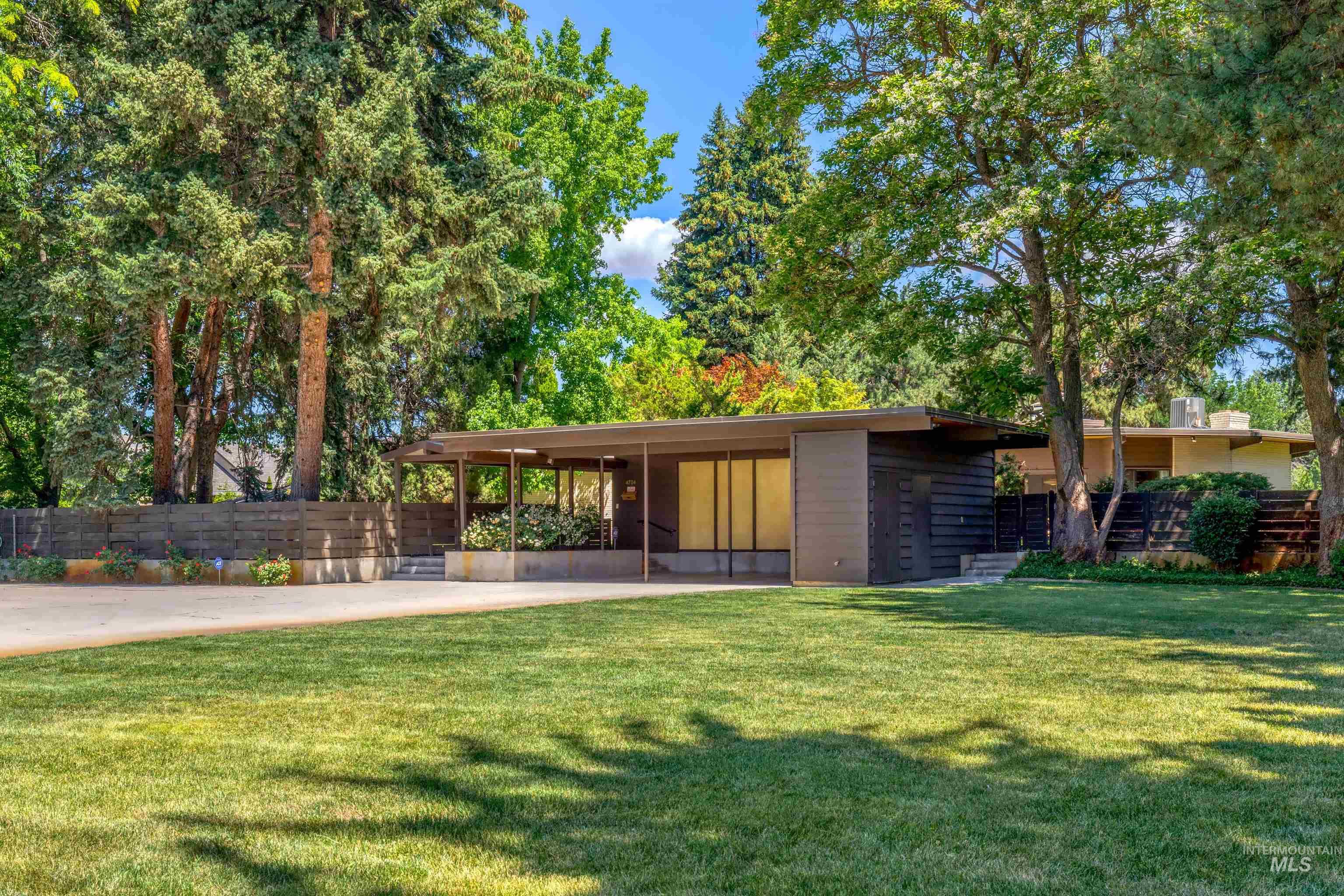 4704 Hillcrest View Dr