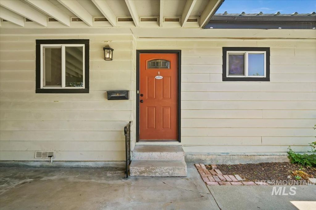 Photo of 1402 S Brooklawn Dr, Boise, ID 83709 (MLS # 98990708)