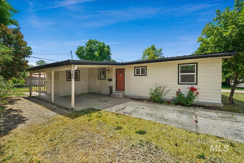Photo of 1402 S Brooklawn Dr, Boise, ID 83709 (MLS # 98990708)