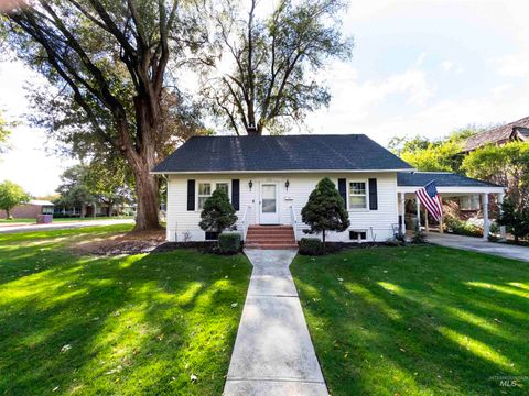 1922 Everett St Caldwell ID 83605