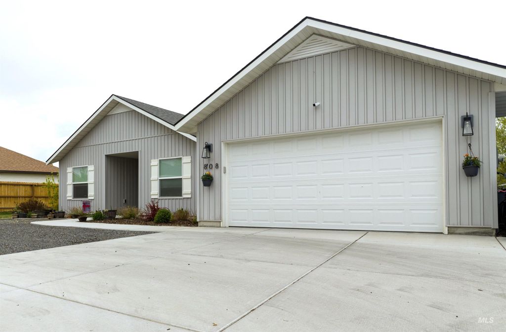 Photo of 808 Adell Ave, Filer, ID 83328 (MLS # 98967286)