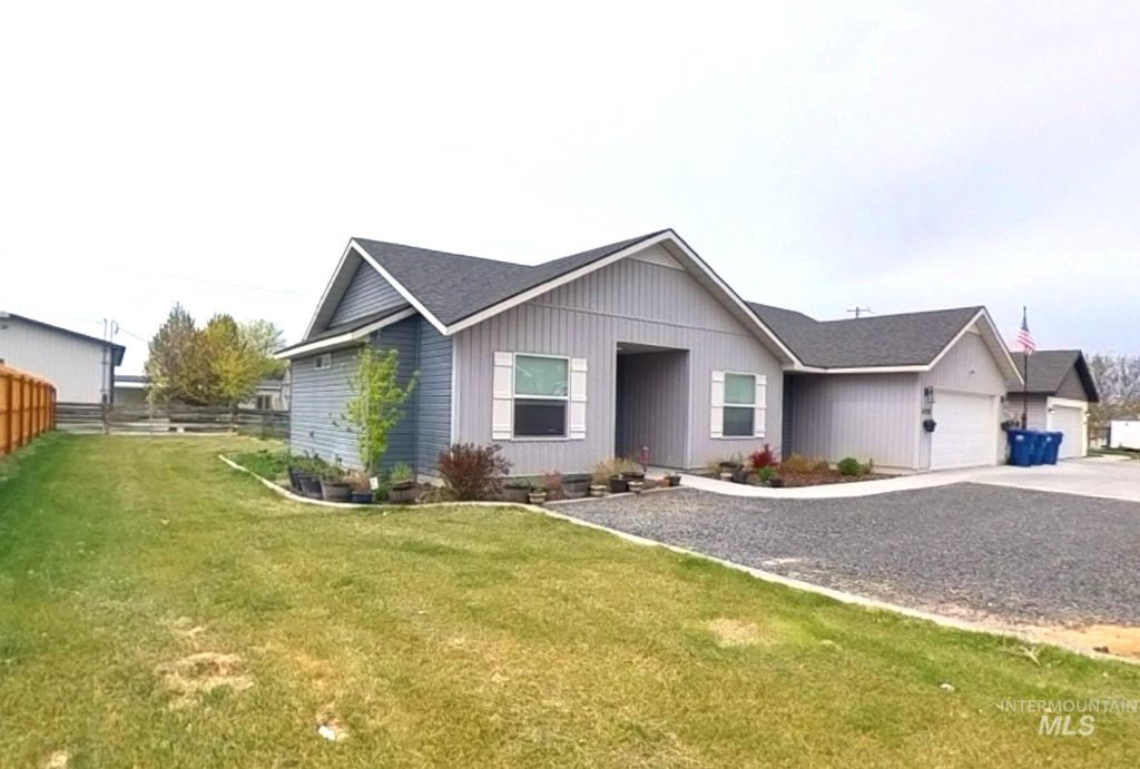 Photo of 808 Adell Ave, Filer, ID 83328 (MLS # 98967286)