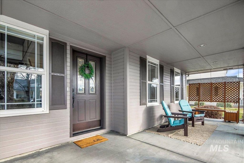 Photo of 762 E Martinique Dr, Meridian, ID 83642 (MLS # 98968535)