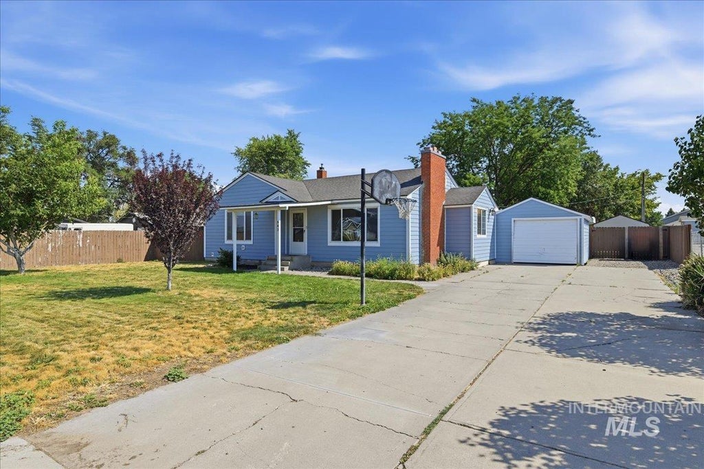 Photo of 803 Falls Avenue West AVE, Twin Falls, ID 83301 (MLS # 98996590)
