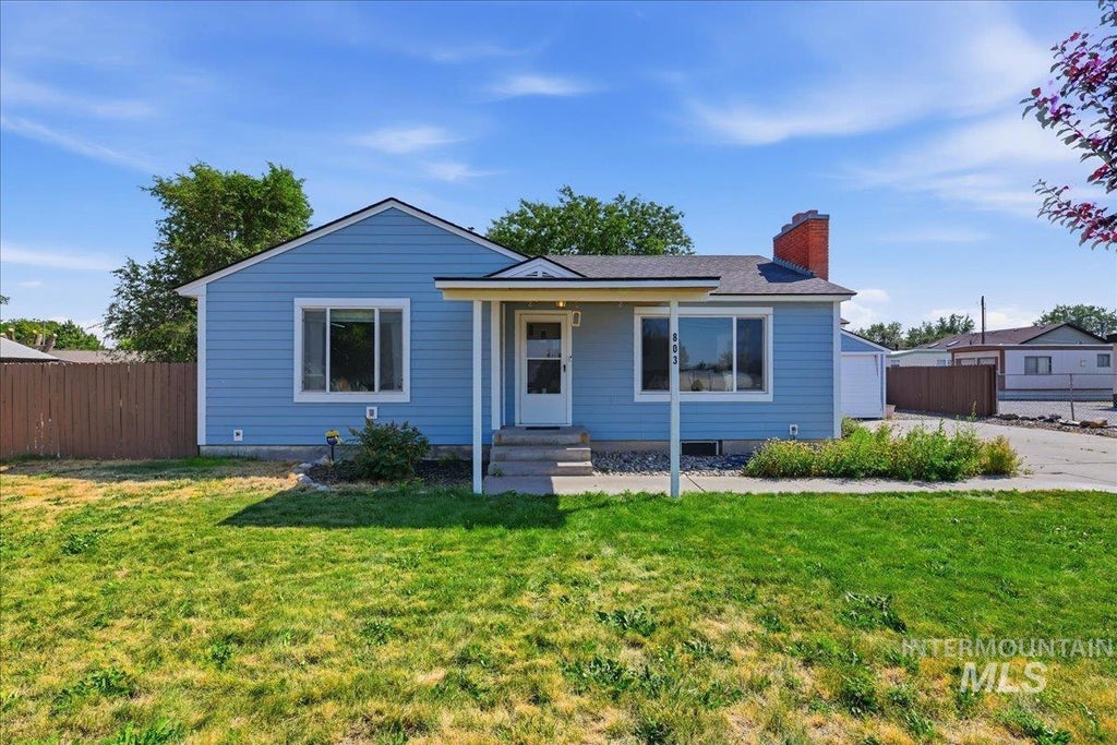 Photo of 803 Falls Avenue West AVE, Twin Falls, ID 83301 (MLS # 98996590)