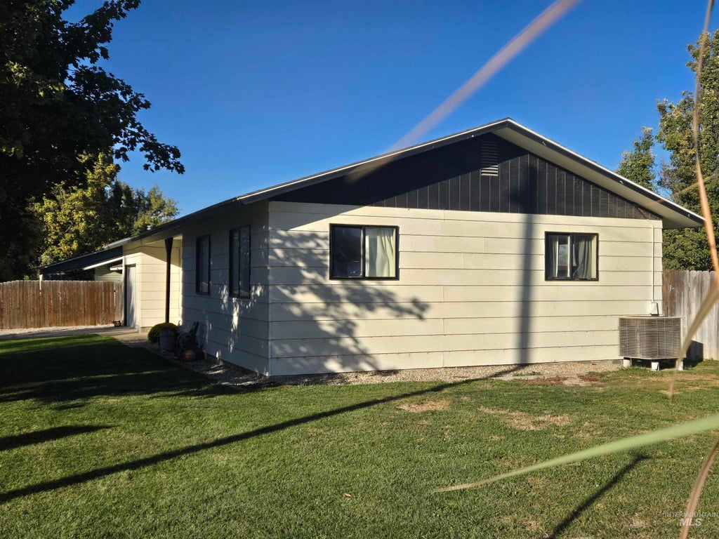 Photo of 602 Poplar Ave, New Plymouth, ID 83655 (MLS # 99004066)