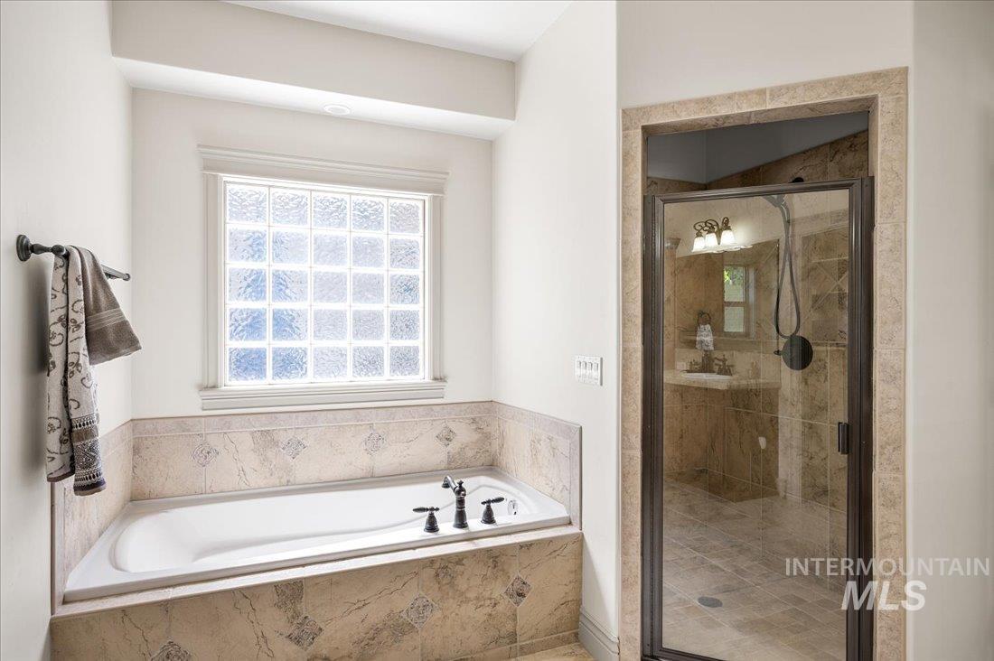 Eagle, Idaho 83616, United States, 4 Bedrooms Bedrooms, ,3 BathroomsBathrooms,Residential,Active,164829