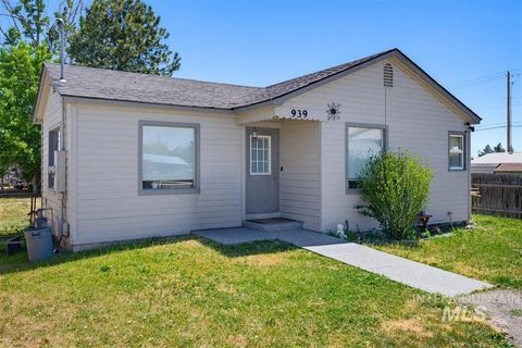 Photo of 939 W Owyhee St, Kuna, ID 83634 (MLS # 98987488)