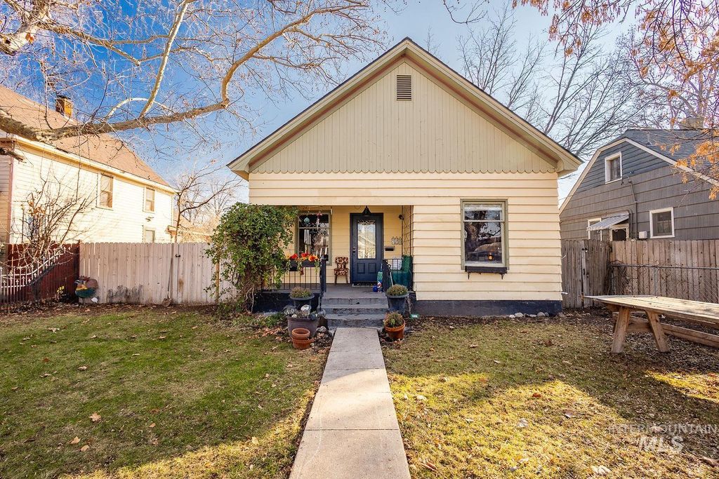 Photo of 720 9th Ave S Ave, Nampa, ID 83687 (MLS # 98972217)