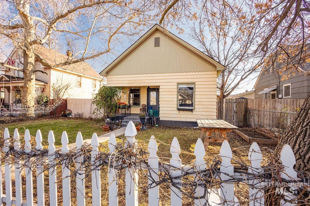 Photo of 720 9th Ave S Ave, Nampa, ID 83687 (MLS # 98972217)