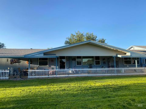 Photo of 914 NE Beaman St, Mountain Home, ID 83647 (MLS # 98961862)