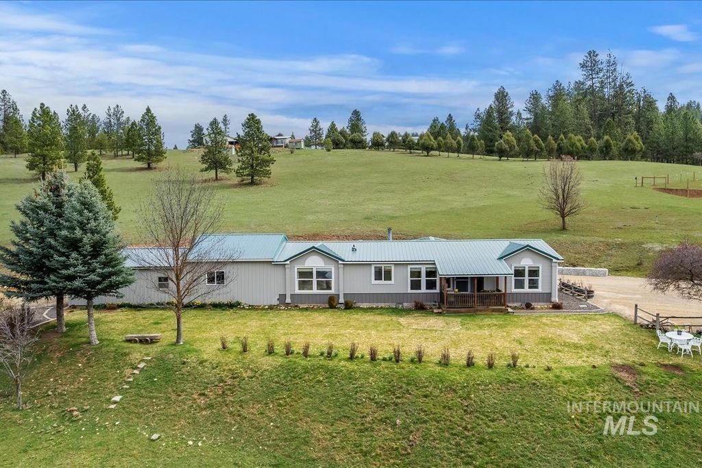 Photo of 15 Granite Basin Rd, Garden Valley, ID 83622 (MLS # 98979625)