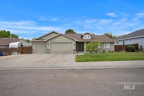 Photo of 1557 NE Cinder Loop, Mountain Home, ID 83647 (MLS # 98983647)