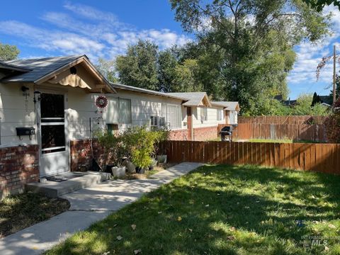 918 NW 4th St Meridian ID 83646