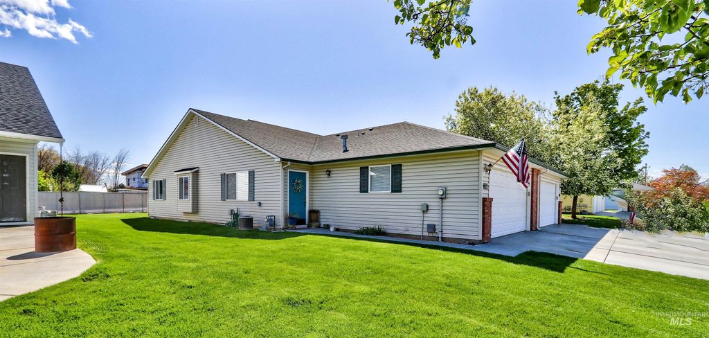Photo of 821 E Maine Ave, Nampa, ID 83686 (MLS # 98983324)