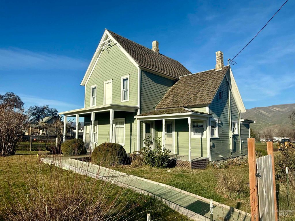 Photo of 1368 Chestnut St, Clarkston, WA 99403 (MLS # 98969164)