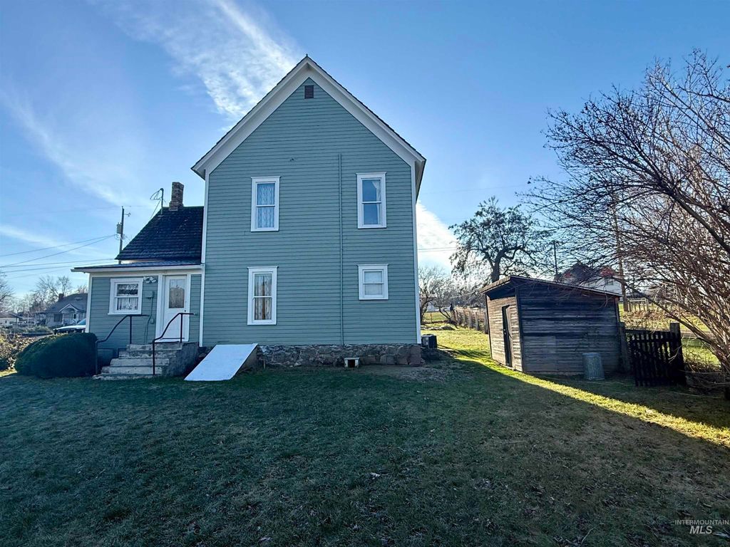 Photo of 1368 Chestnut St, Clarkston, WA 99403 (MLS # 98969164)