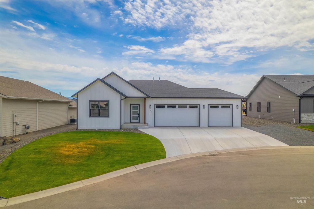 Photo of 1724 Pathway Court, Lewiston, ID 83501 (MLS # 98939392)