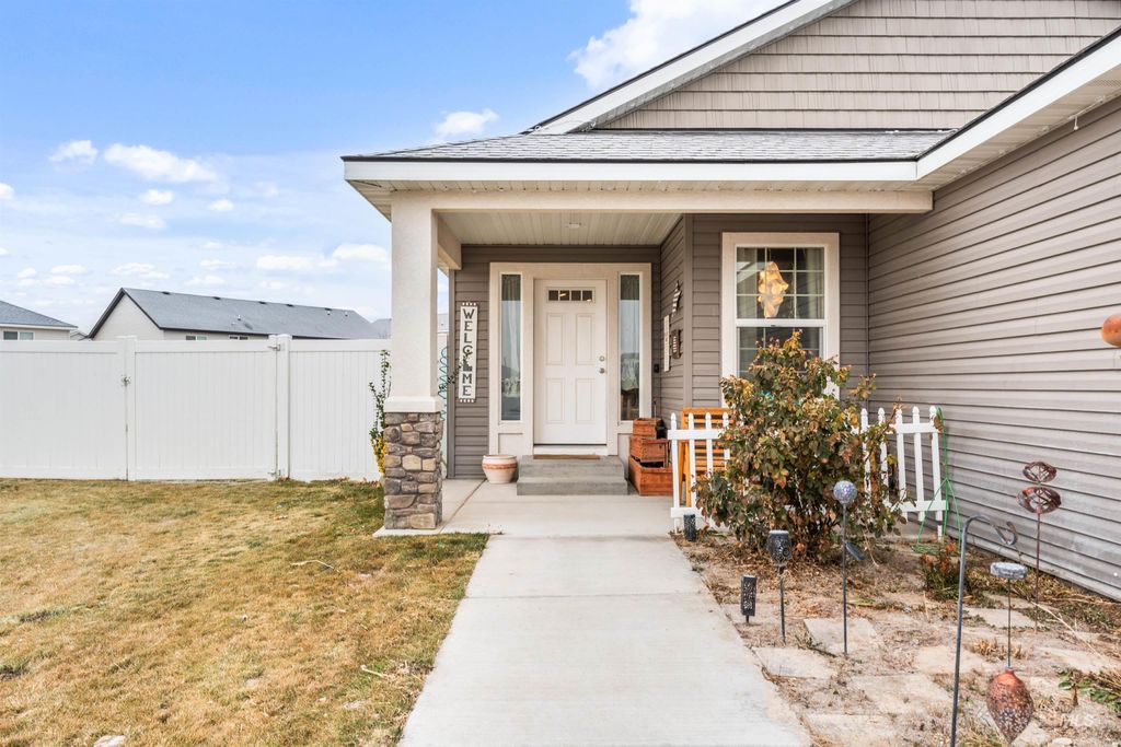 Photo of 733 Kanner Court, Twin Falls, ID 83301 (MLS # 98972300)