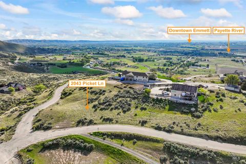 Photo of 2043 Picket Ln, Emmett, ID 83617 (MLS # 98945293)