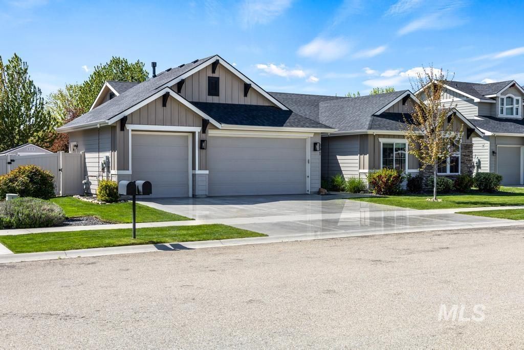 Photo of 891 N Tullshire Way, Eagle, ID 83616 (MLS # 98984497)