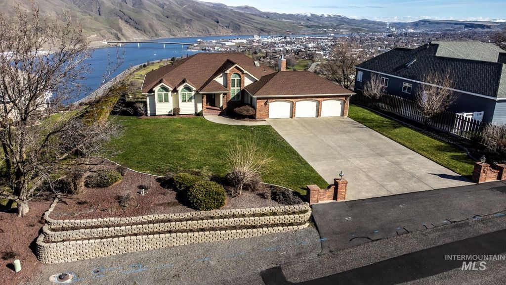 Photo of 2530 Valleyview Drive, Clarkston, WA 99403 (MLS # 98978379)