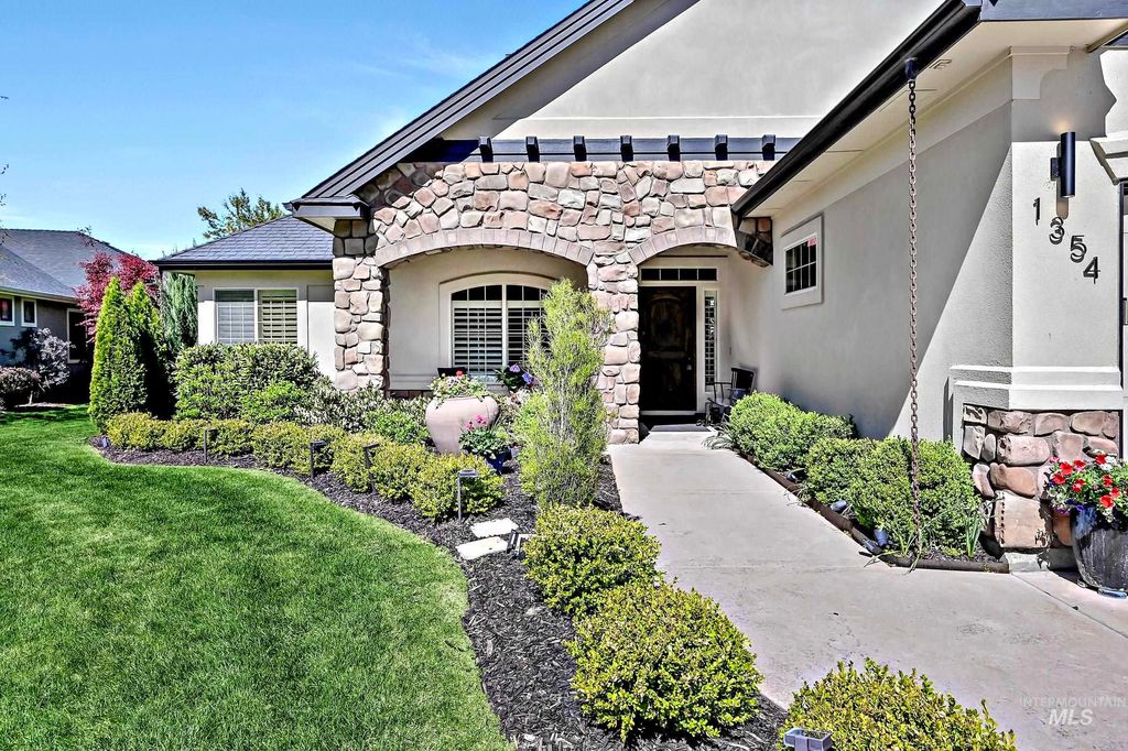 Photo of 1354 W Overlake Ct, Eagle, ID 83616 (MLS # 98983591)