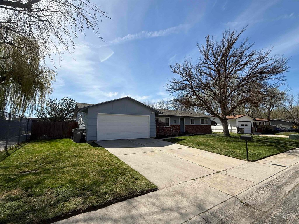 Photo of 4487 W Bloom St, Boise, ID 83703 (MLS # 98979940)