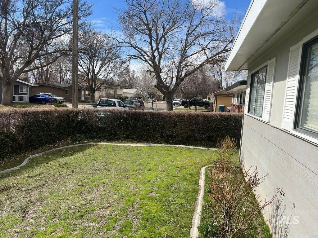 Photo of 410 Chestnut St, Mountain Home, ID 83647 (MLS # 98971712)