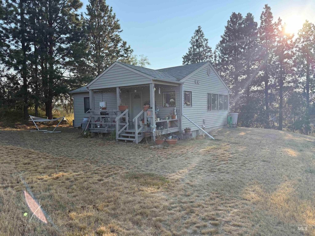 Photo of 1022 Sincar Ln, Moscow, ID 83843 (MLS # 98976477)
