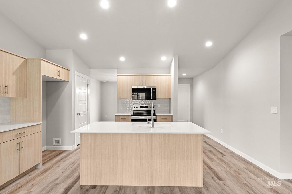 Photo of 6704 W Plateau Creek Dr, Meridian, ID 83646 (MLS # 98978561)