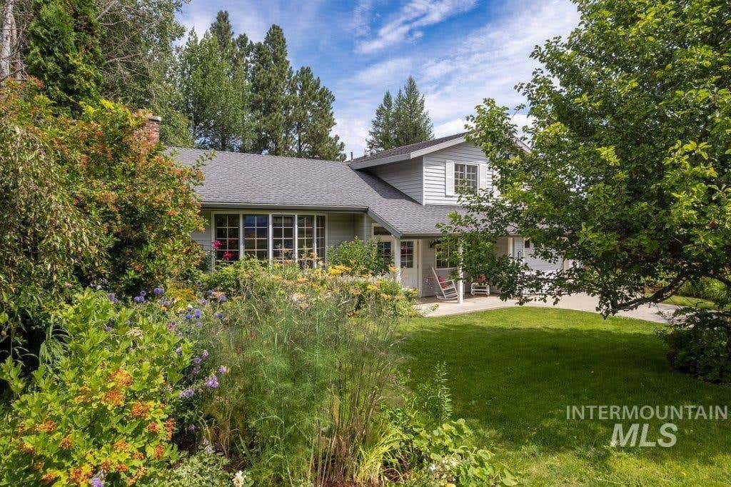 Photo of 1128 Lynandra Dr, Moscow, ID 83843 (MLS # 98995207)