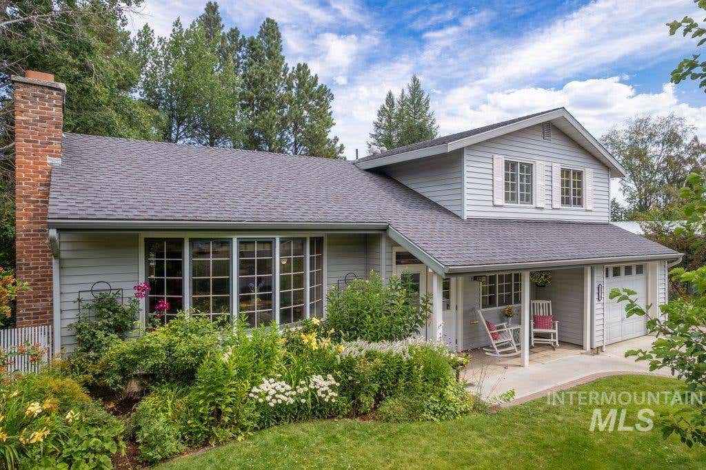 Photo of 1128 Lynandra Dr, Moscow, ID 83843 (MLS # 98995207)