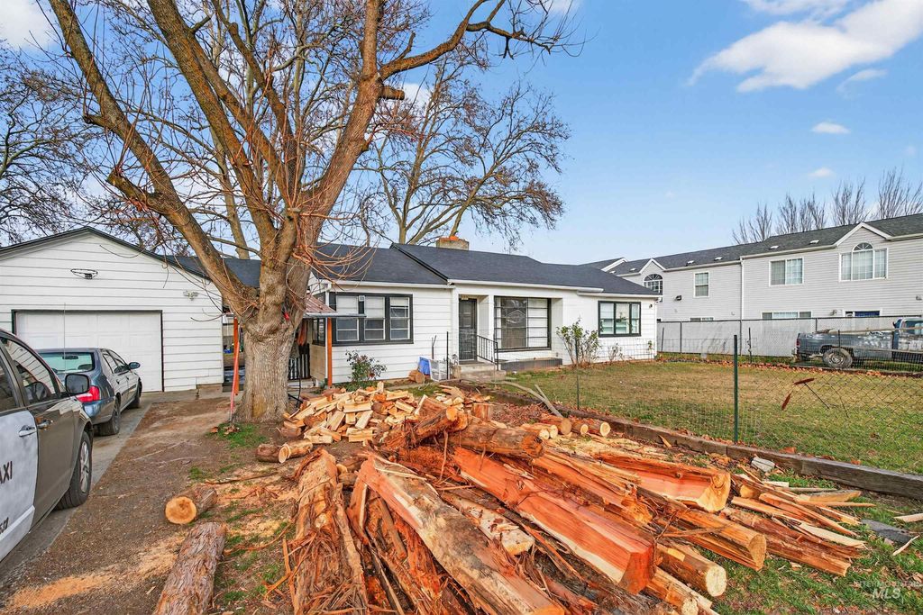 Photo of 1009 Burrell Ave, Lewiston, ID 83501 (MLS # 98973969)