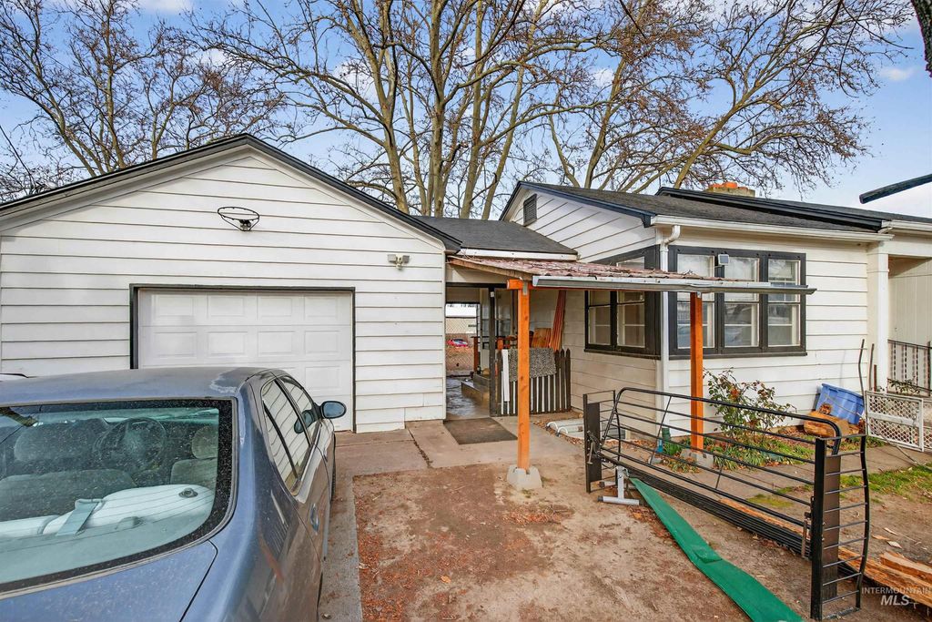 Photo of 1009 Burrell Ave, Lewiston, ID 83501 (MLS # 98973969)