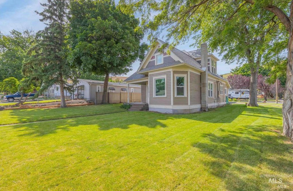 Photo of 410 High St, Pomeroy, WA 99347 (MLS # 98978336)