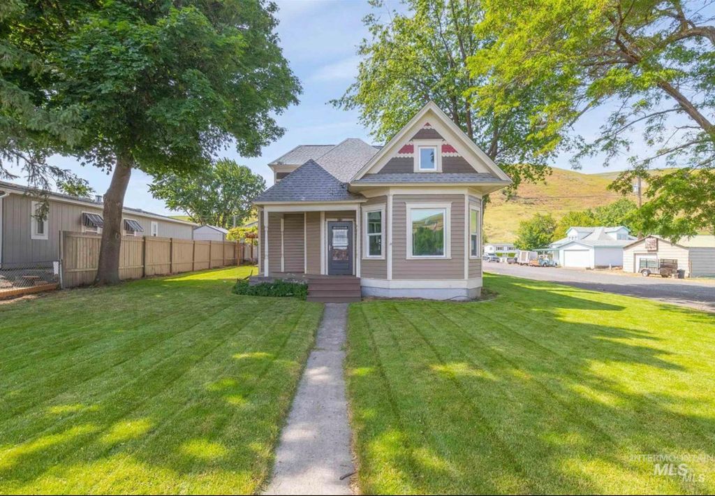 Photo of 410 High St, Pomeroy, WA 99347 (MLS # 98978336)