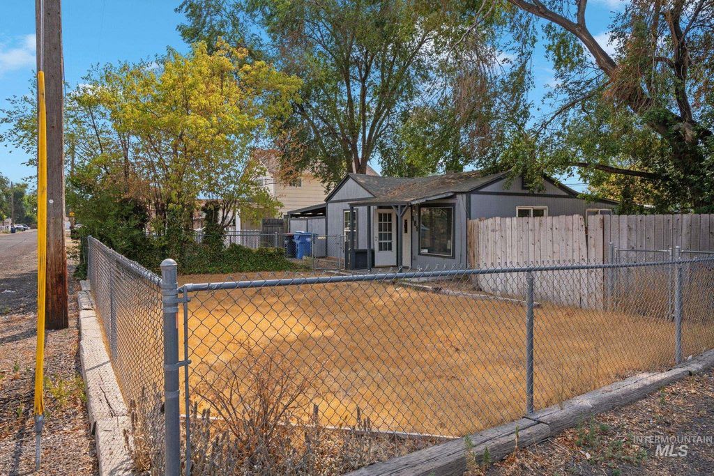 Photo of 181 Austin Ave, Twin Falls, ID 83301 (MLS # 98960338)