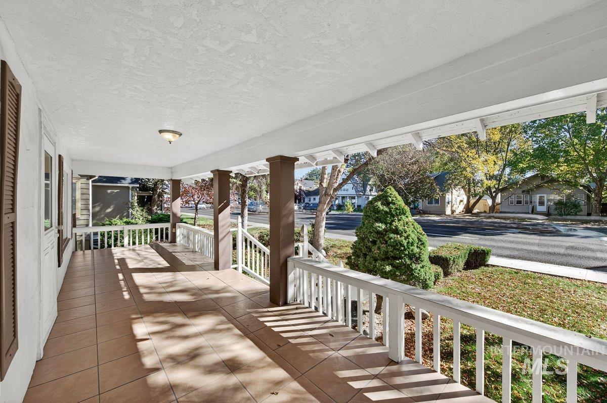 219 16th Ave. S