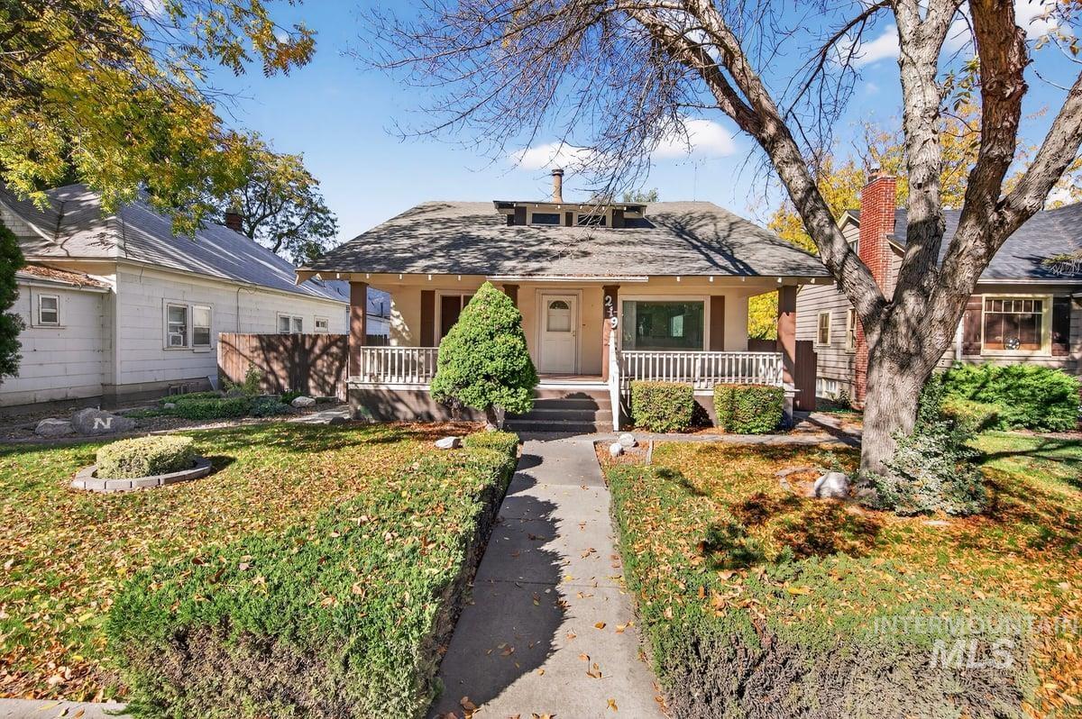 219 16th Ave. S