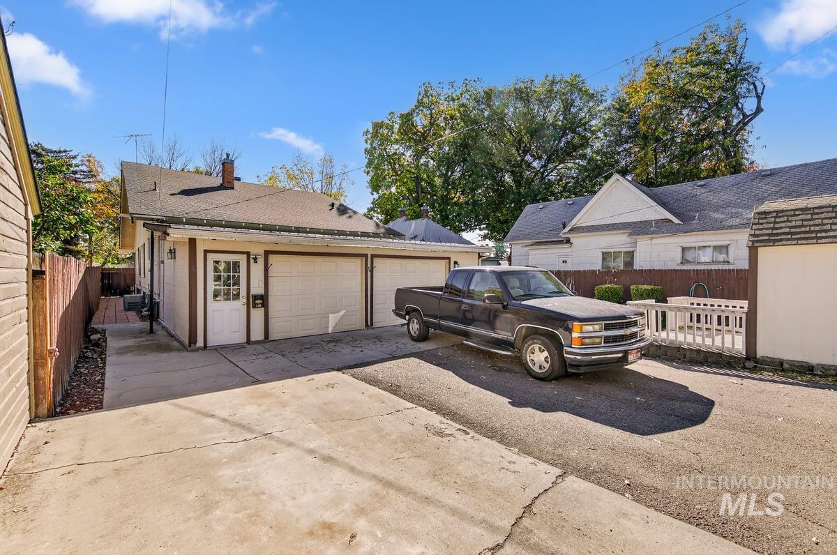 219 16th Ave. S