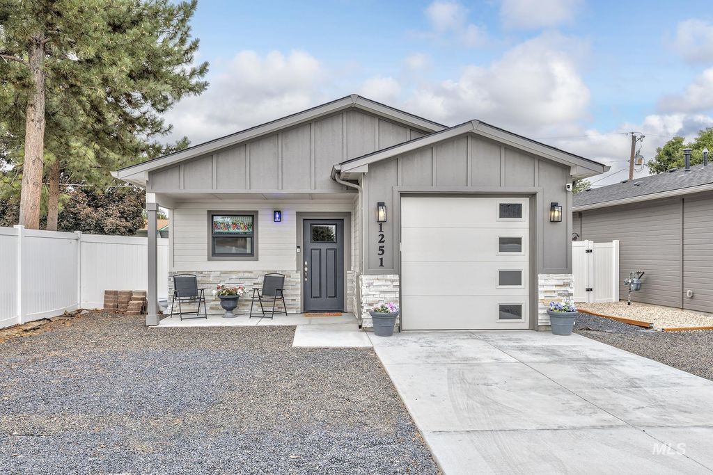 Photo of 1251 Phillips Cir, Ontario, OR 97914 (MLS # 98959613)