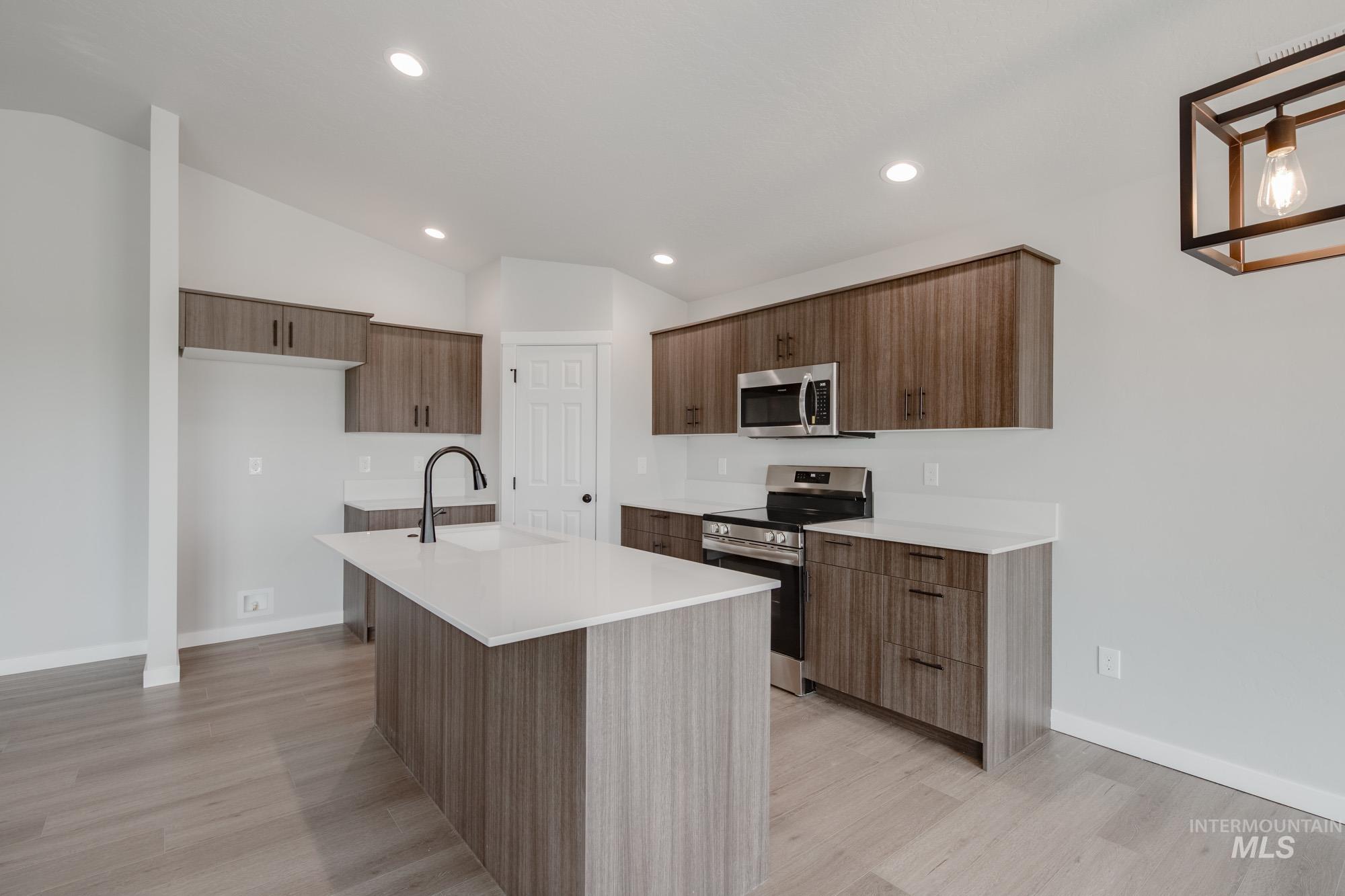 2921 E Valley Wind St