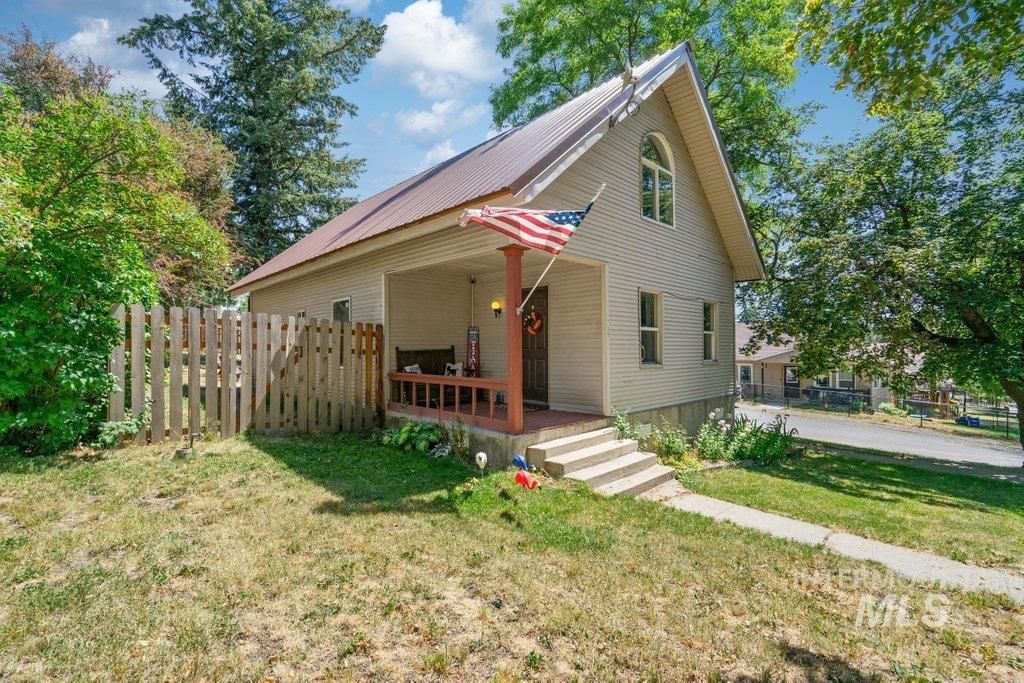 Photo of 715 Oak St, Potlatch, ID 83855 (MLS # 98956774)