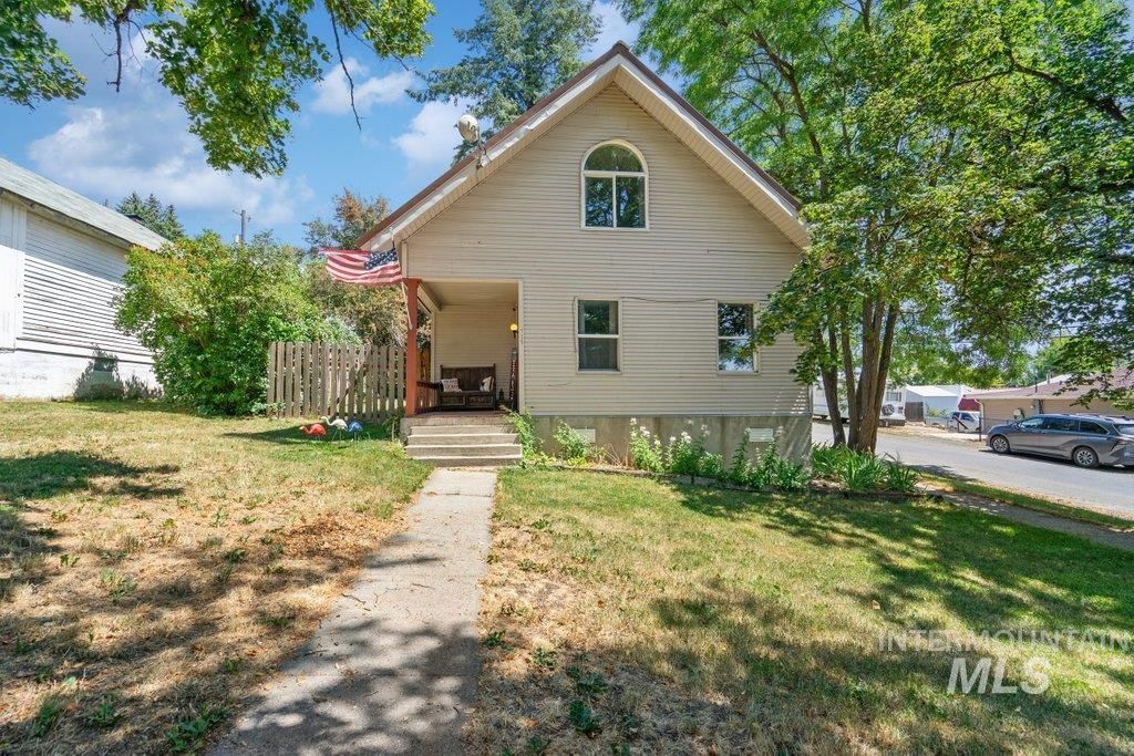 Photo of 715 Oak St, Potlatch, ID 83855 (MLS # 98956774)